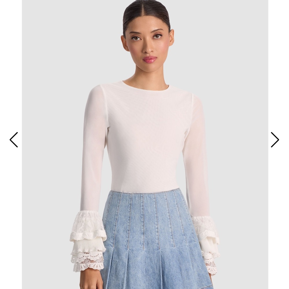 Alice + Olivia
DELAINA TOP WITH RUFFLE CUFF